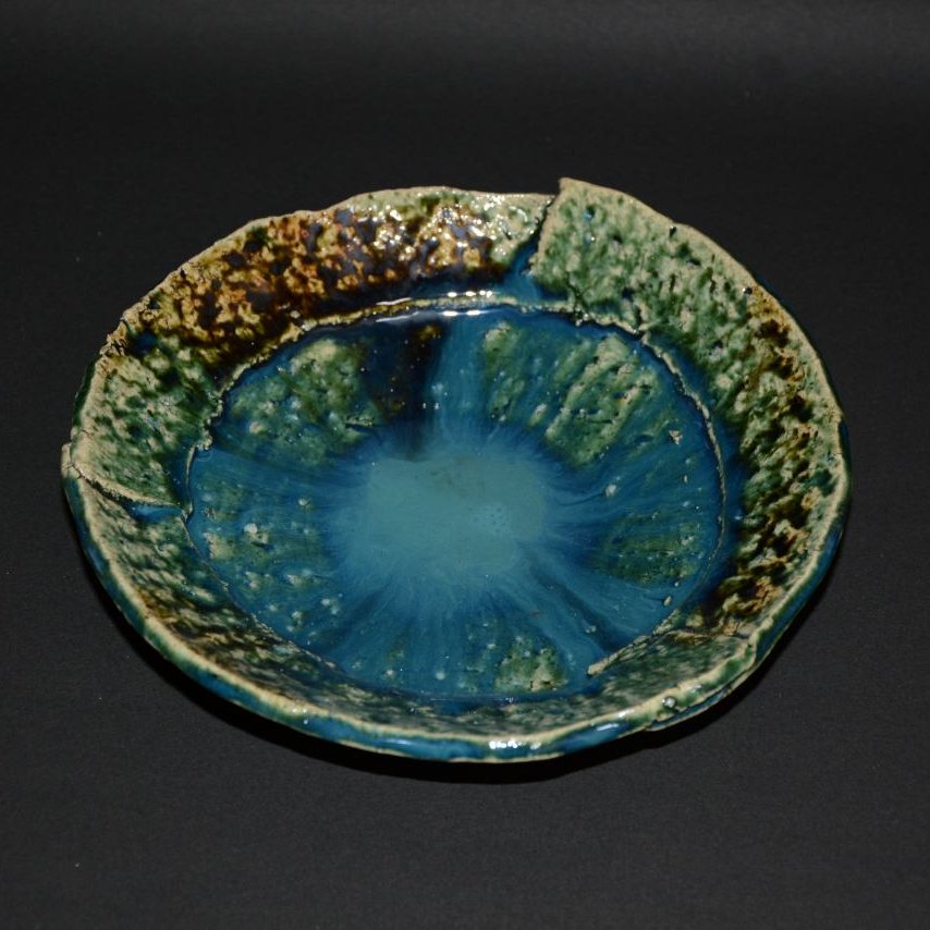 笠間焼人気作家・尾崎高行さんの織部カサネツギ丸皿です。盛り皿や菓子皿に最適です。