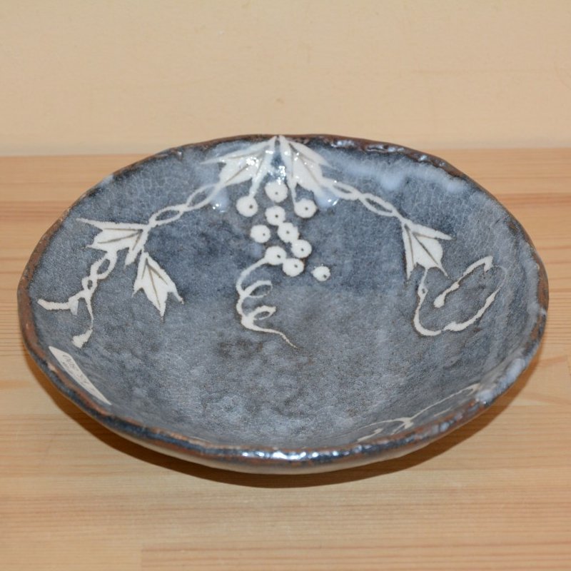 鼠志野葡萄文鉢は、美濃焼人気の絵柄、ぶどう描かれています。