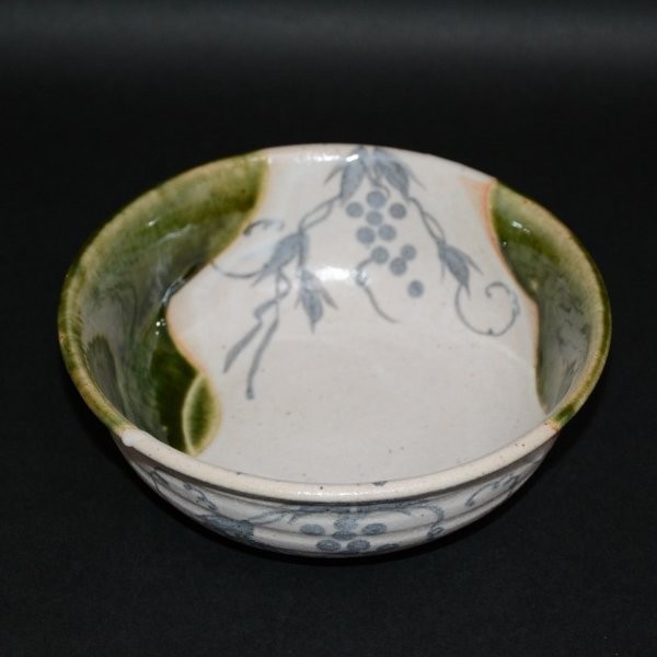 織部葡萄文鉢は、タタラ成型で縁におうとつがあり少し厚めに作られています。