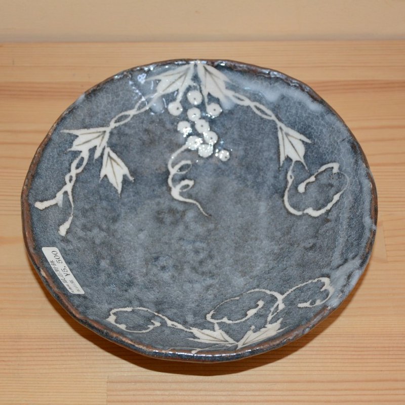 鼠志野葡萄文鉢は、タタラ成型で縁におうとつがあり少し厚めに作られています。